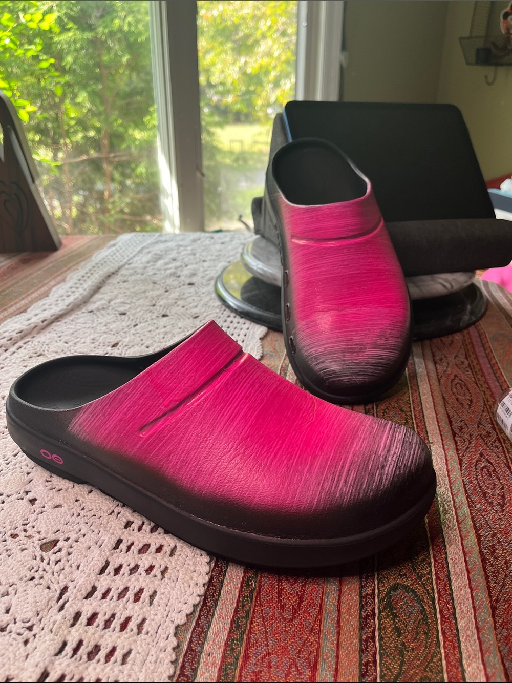 OOFOS. OOCLOOG unisex clog solid black 10 Men’s 12  Women’s Pink to Black fade